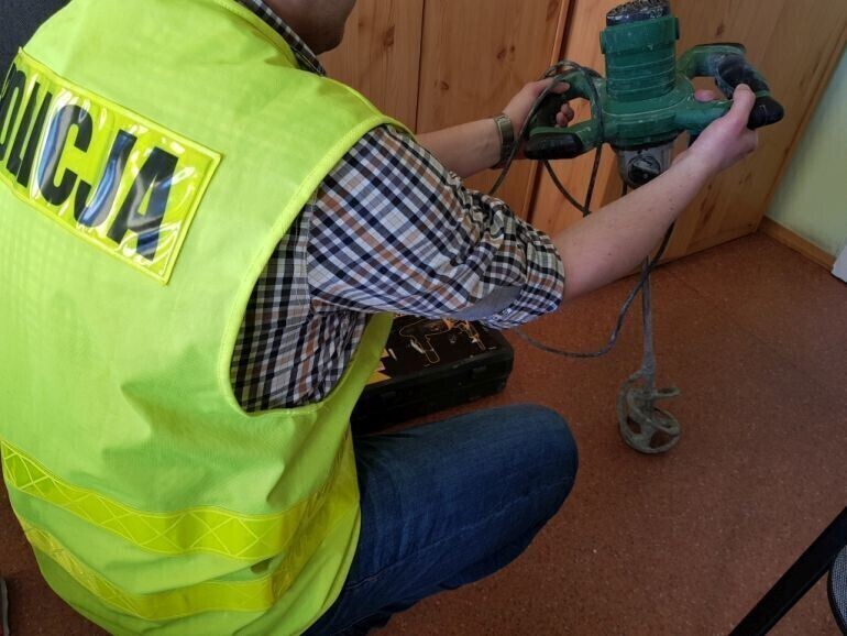 Włamali się do forda ukradli narzędzia