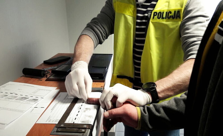 Rozbój na Starym Mieście. 31-latek zastraszał i okradł nastolatków