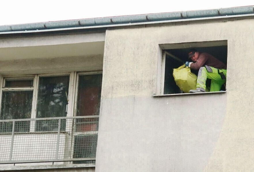 Weszli do mieszkania zbieracza. Śmieci wylatywały przez okna