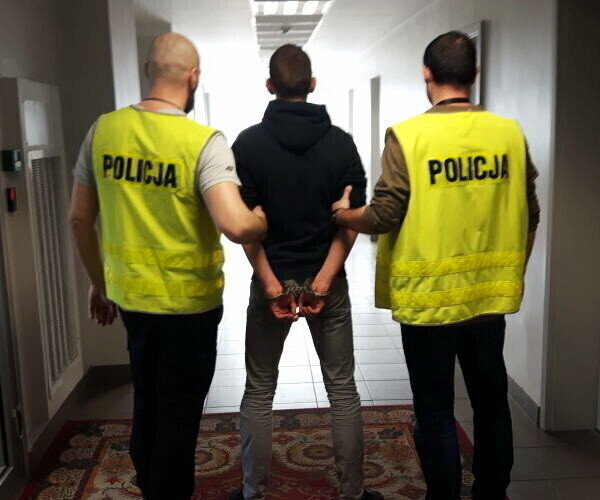 19-latek ukradł garnitur i koszulę