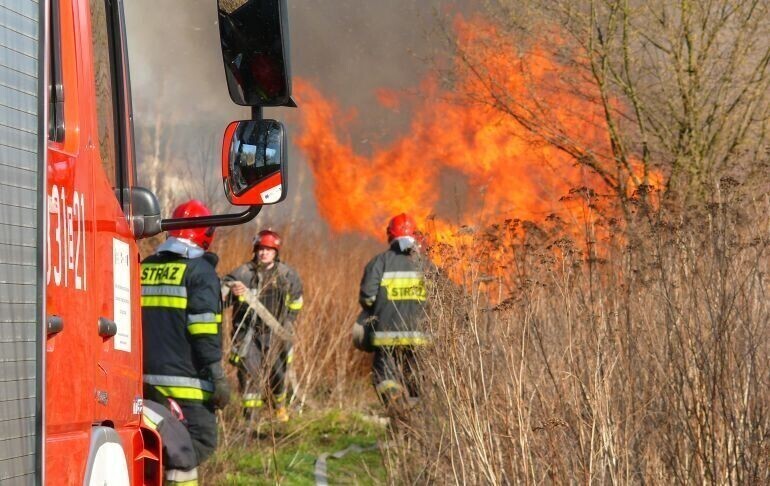 Chciał tylko wypalić suchą trawę. Doszło do pożaru