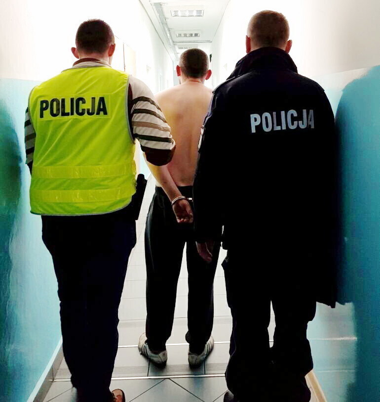 Kompletnie pijany mężczyzna próbował wejść do zamkniętego sklepu