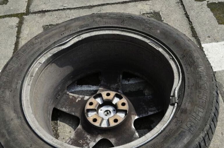 Uszkodził samochód przez dziurę w jezdni. Od roku walczy o odszkodowanie