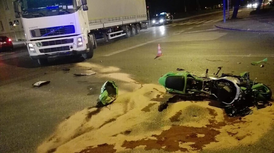 Motocyklista zderzył się z tirem