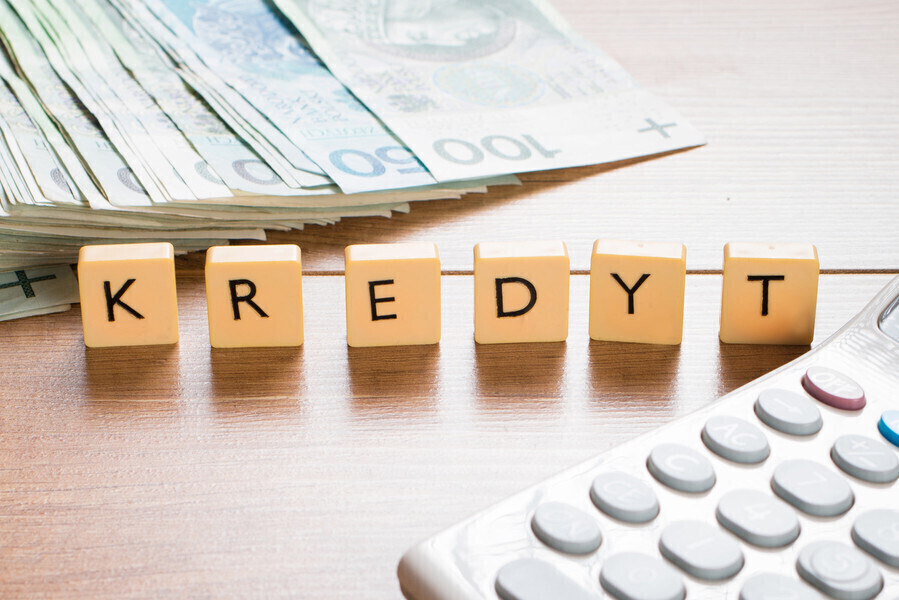 Szybka pożyczka czy kredyt w banku W czym tkwi przewaga chwilówek