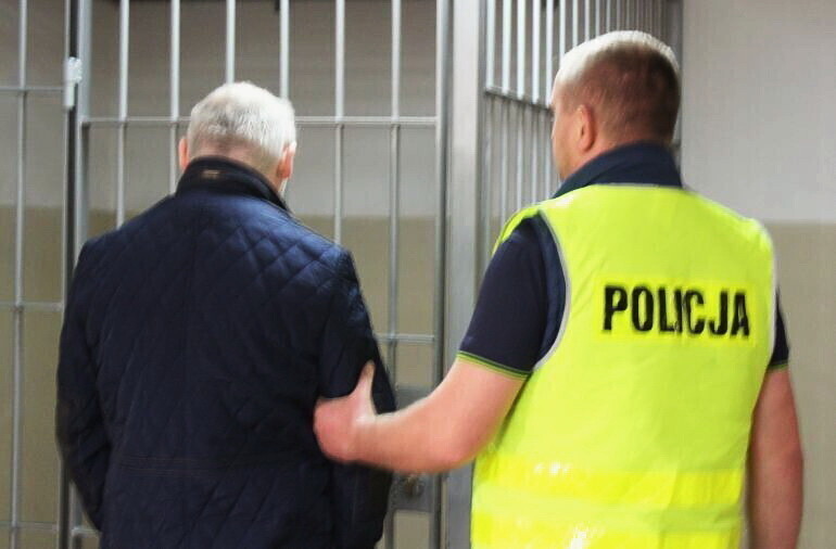 Wysłano za nim 9 listów gończych i 7 nakazów aresztowania