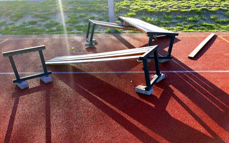 Ławki przy boisku zniszczone