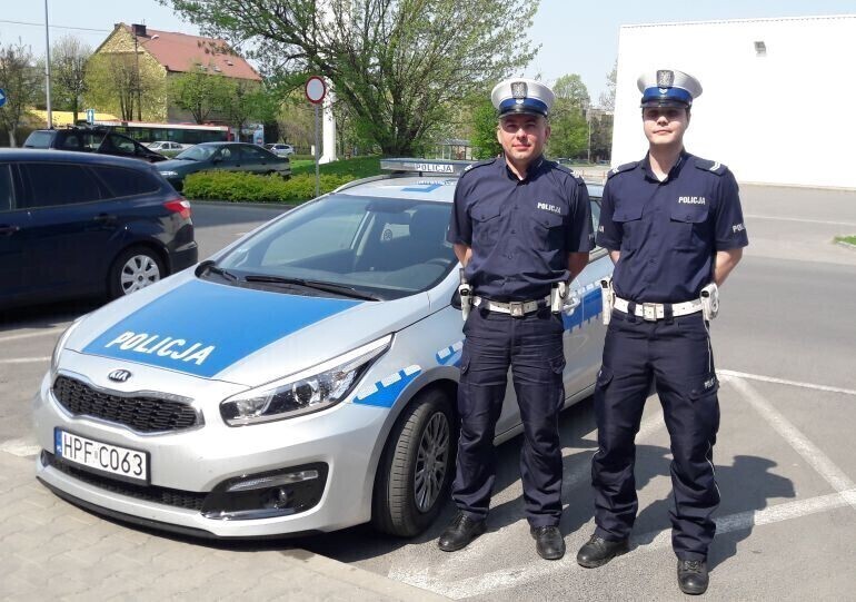 Pomogli ciężarnej kobiecie dojechać do szpitala