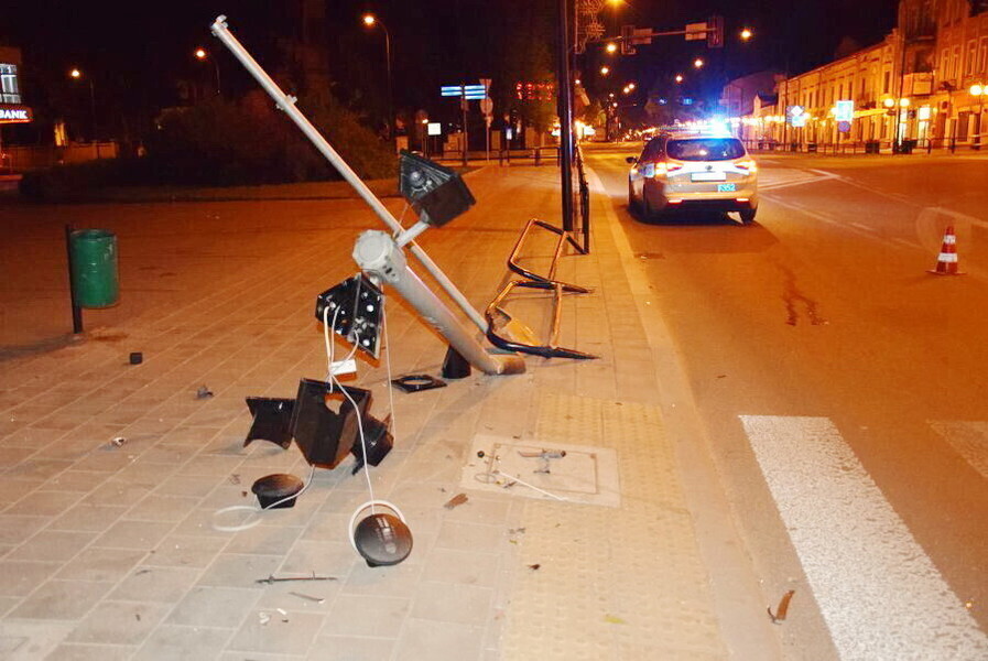 Pijany kierowca uderzył w sygnalizator. Ranne dwie nastolatki