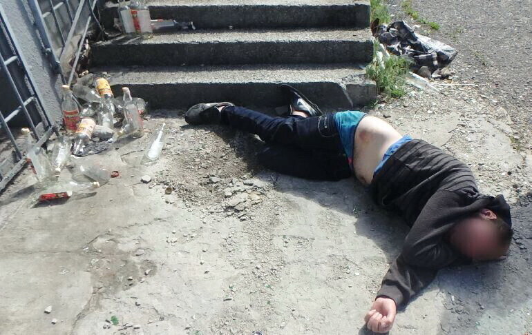Na ulicy leży jakiś facet. Chyba pijany