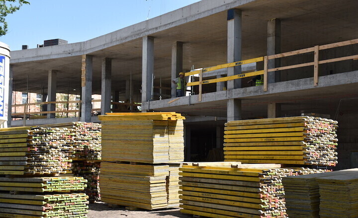Mediateka pnie się w górę