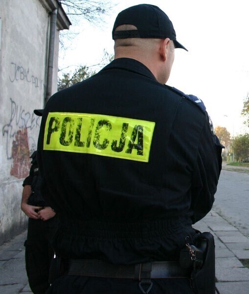 Rzucał butelkami trafił w bmw