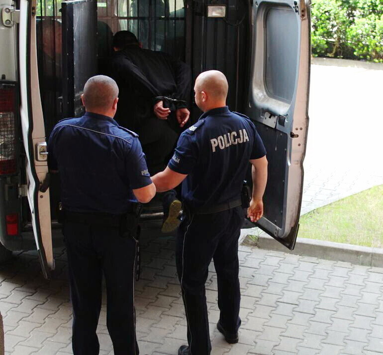 Uderzył pięścią w maskę i uciekł