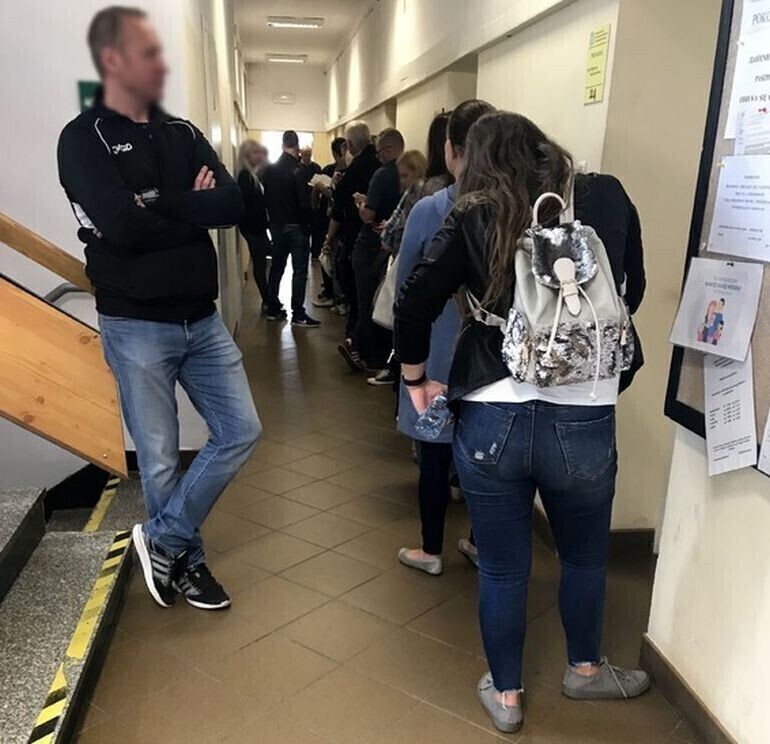 Duże kolejki w Biurze Paszportowym w Piotrkowie