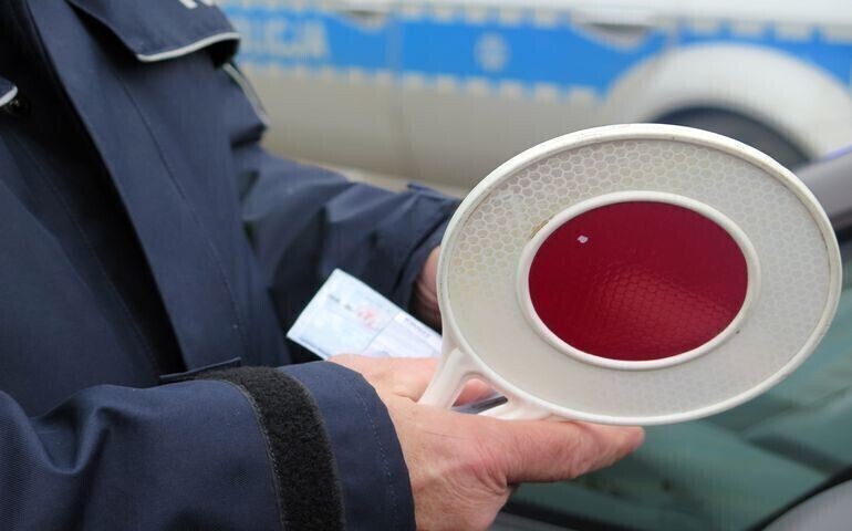 Kompletnie pijany kierowca dostawczaka zatrzymany przez policję