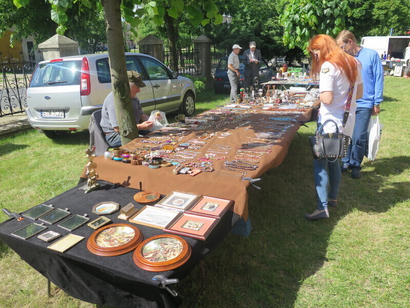Giełda staroci przy piotrkowskim Muzeum