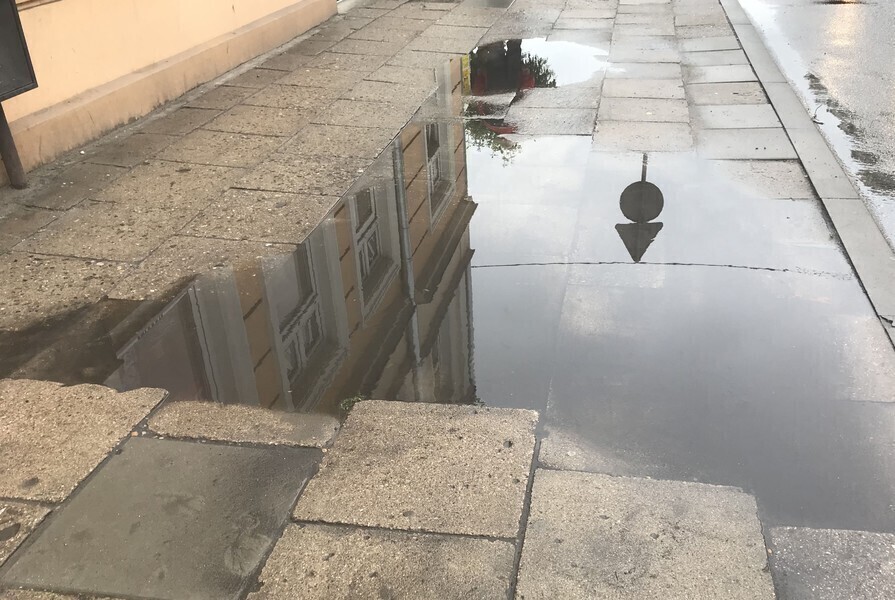 Chodnik przy ul. Wojska Polskiego w fatalnym stanie