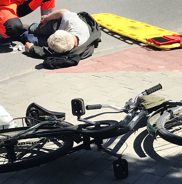 Potrącenie rowerzysty na skrzyżowaniu w Piotrkowie