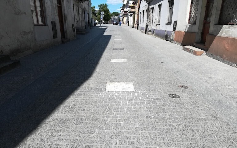 Tabliczki na Farnej zamocują ponownie