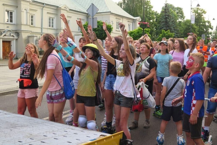 Tłum rolkarzy podążył za żółtą lawetą