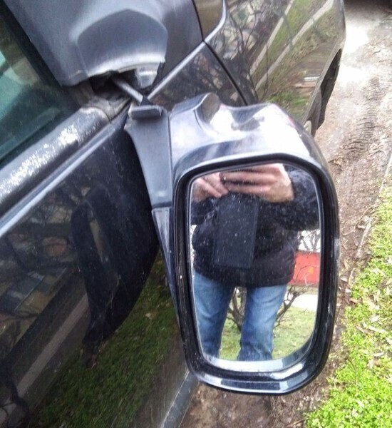 Ponad 20 uszkodzonych samochodów