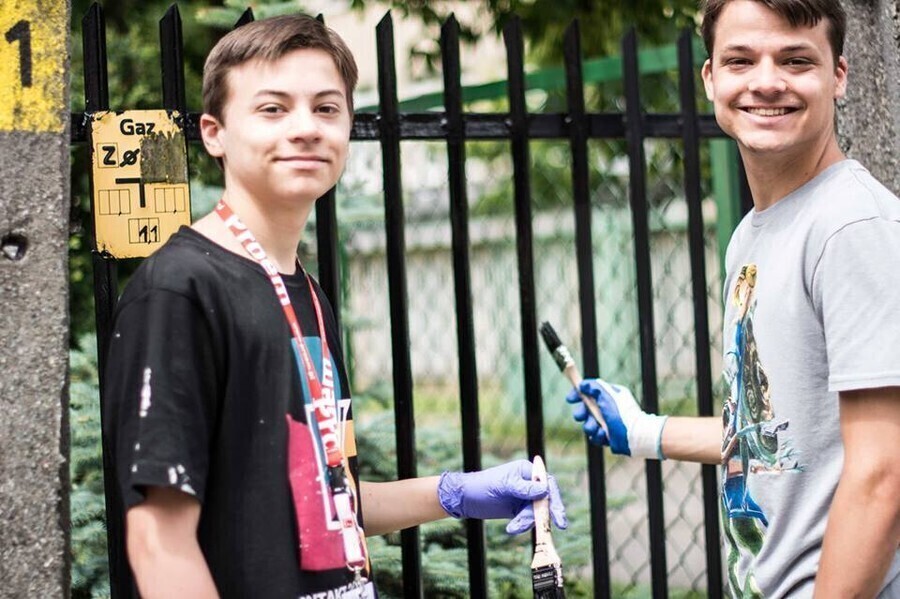 Wolontariusze z różnych stron świata remontują mieszkania najbardziej potrzebujących piotrkowian