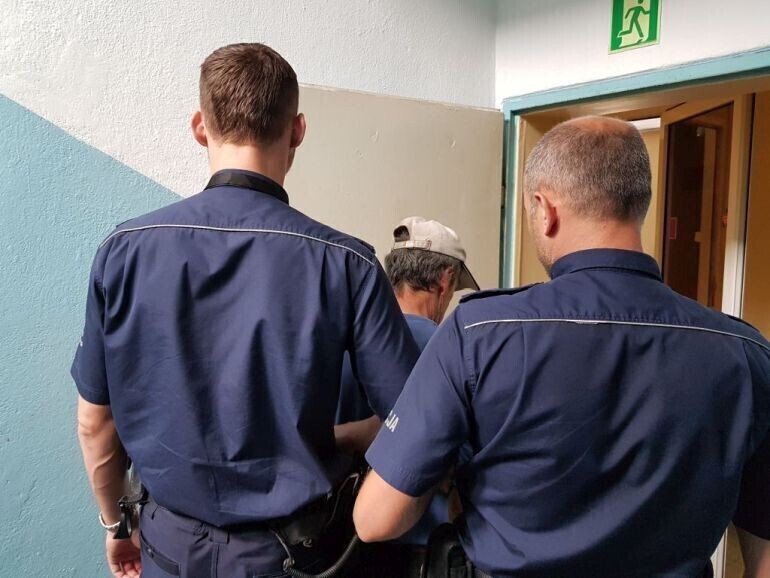 Pokłócili się o majątek. 57-latek rzucił się z nożem na brata