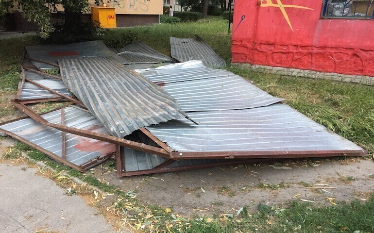 Porwana przez wiatr metalowa wiata uszkodziła samochód