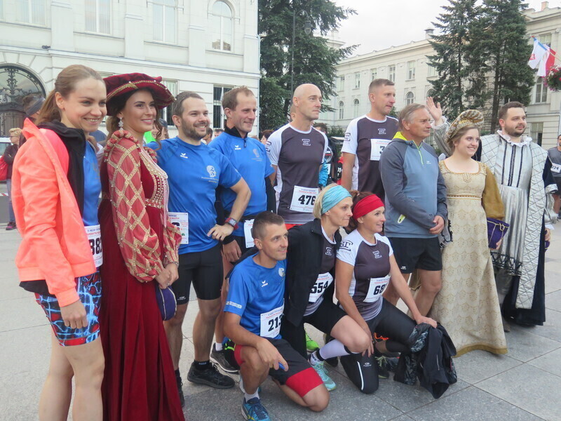 Po raz czwarty pobiegli w nocnym półmaratonie. Zobacz kto stanął na podium