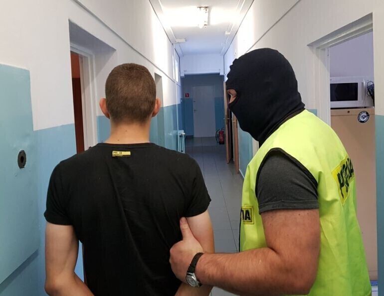 Przed policją schował się pod podłogą