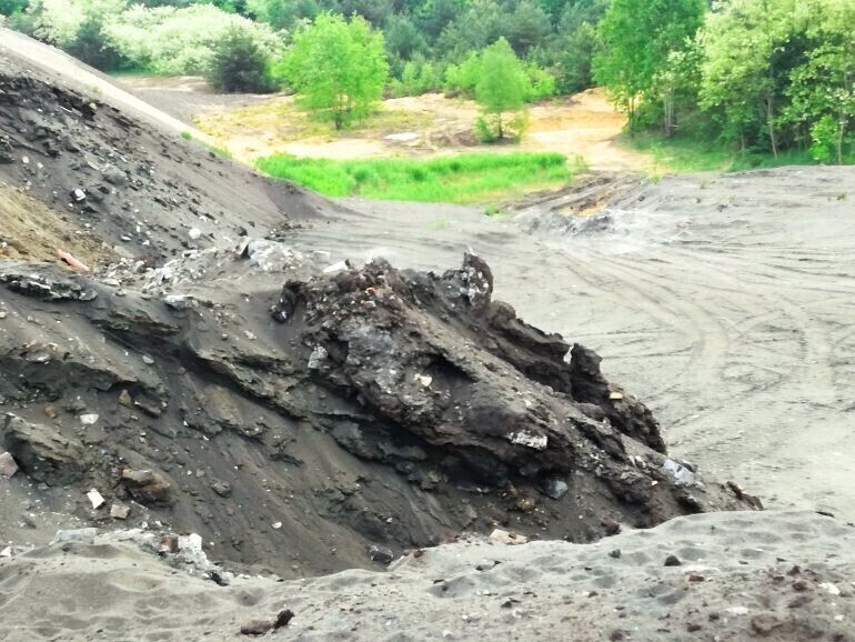 Nielegalnie zasypują odpady komunalne
