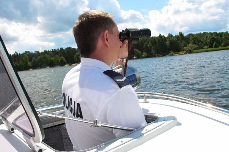 Pół godziny dryfował w wodzie. Pomogli policjanci