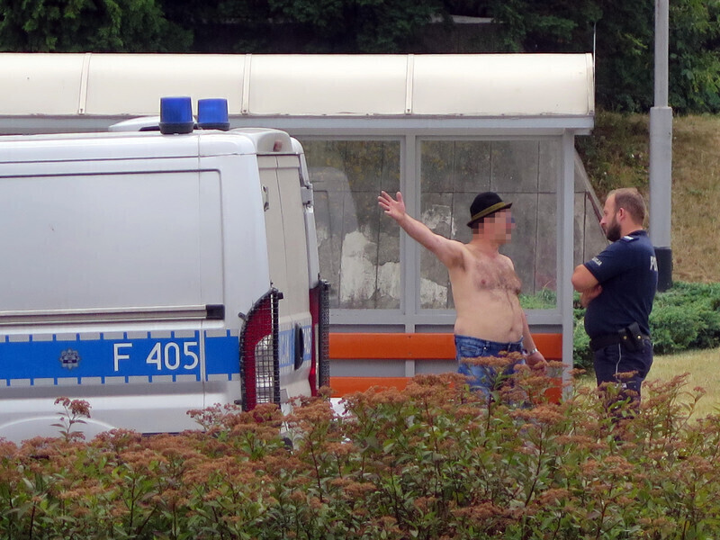 Biegał nago i krzyczał że jest papieżem