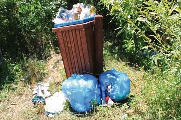 Rekreacja ze śmieciami w tle