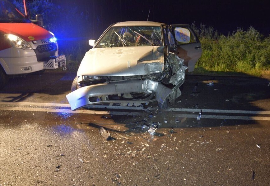Czołowe zderzenie dwóch osobówek. Pięć osób trafiło do szpitala