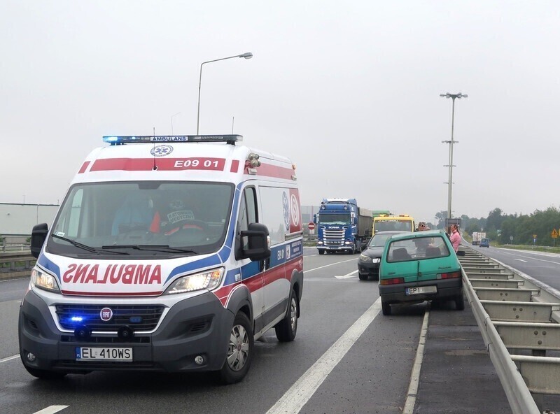 Stłuczka dwóch aut na węźle Piotrków Trybunalski Południe