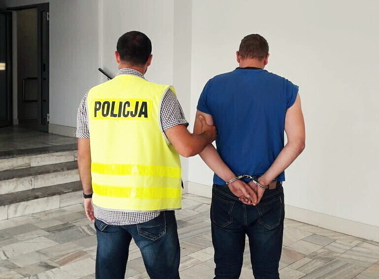 Nie zatrzymał się do kontroli drogowej. Był pijany