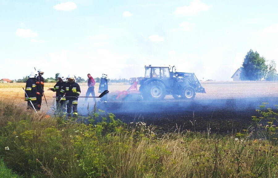 Pożary pól w powiecie. Strażacy apelują o ostrożność