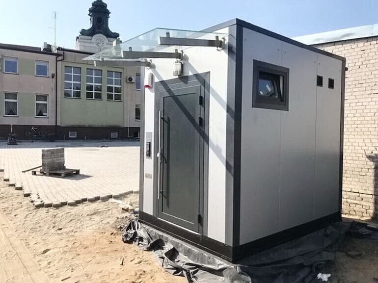 Podgrzewana i z systemem alarmowym. Nowoczesna toaleta stanęła za urzędem w Wolborzu