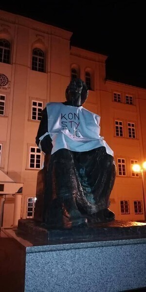 Piotrkowianie ubrali Mikołaja Kopernika