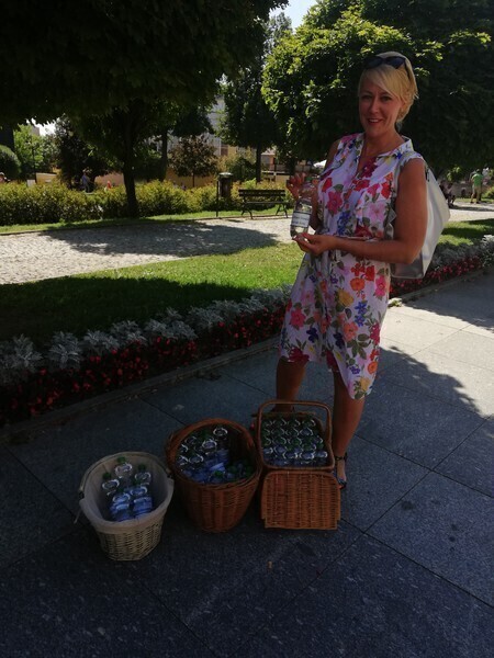 Radna - kandydatka rozdawała wodę