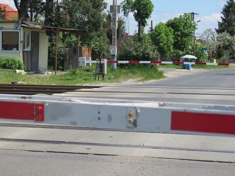 Nieostrożny kierowca uszkodził przejazd kolejowy