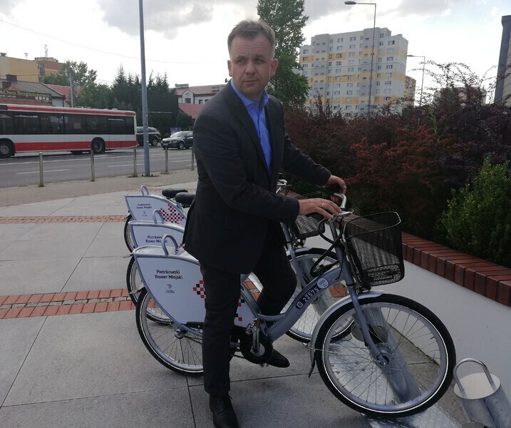 100 wypożyczeń dziennie 700 użytkowników