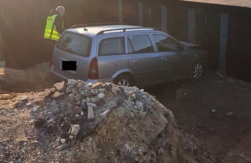 Mieszkaniec powiatu piotrkowskiego zakończył podróż w wykopie