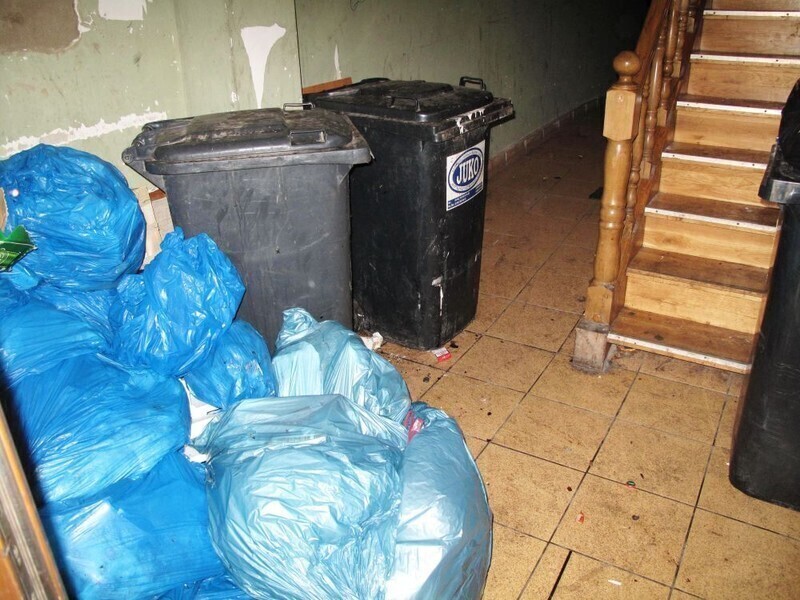Śmieci składują na klatce schodowej