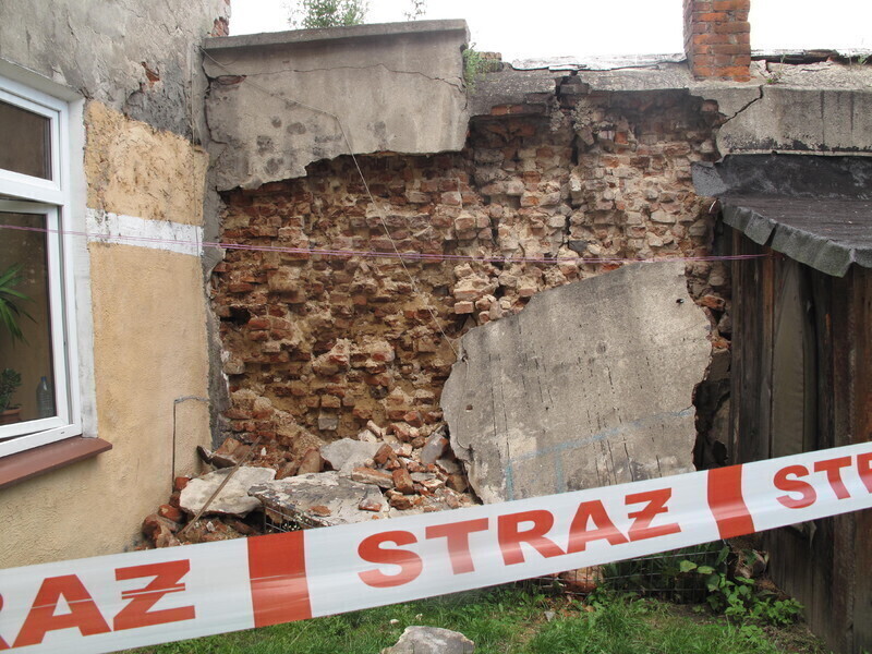 Walące się ściany w samym sercu miasta