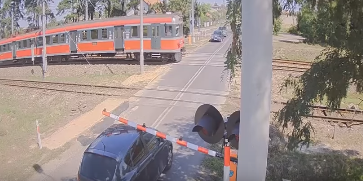 Niebezpieczne zachowanie na przejeździe w Piotrkowie
