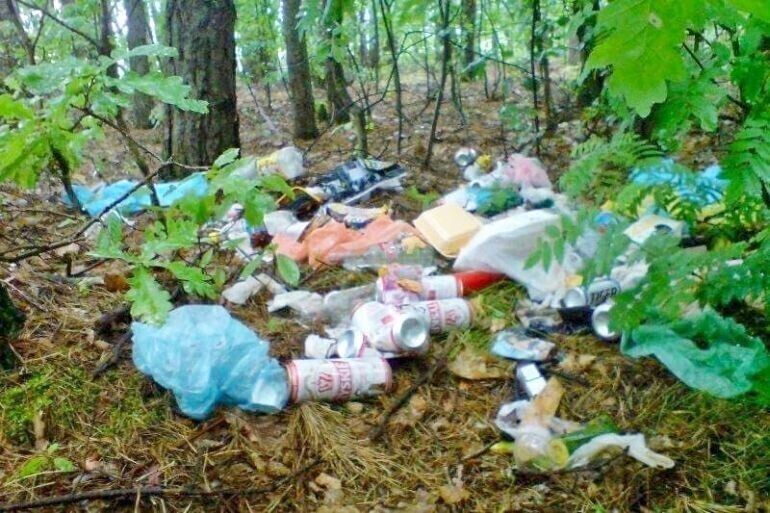 Nad Zalewem wciąż sterty śmieci