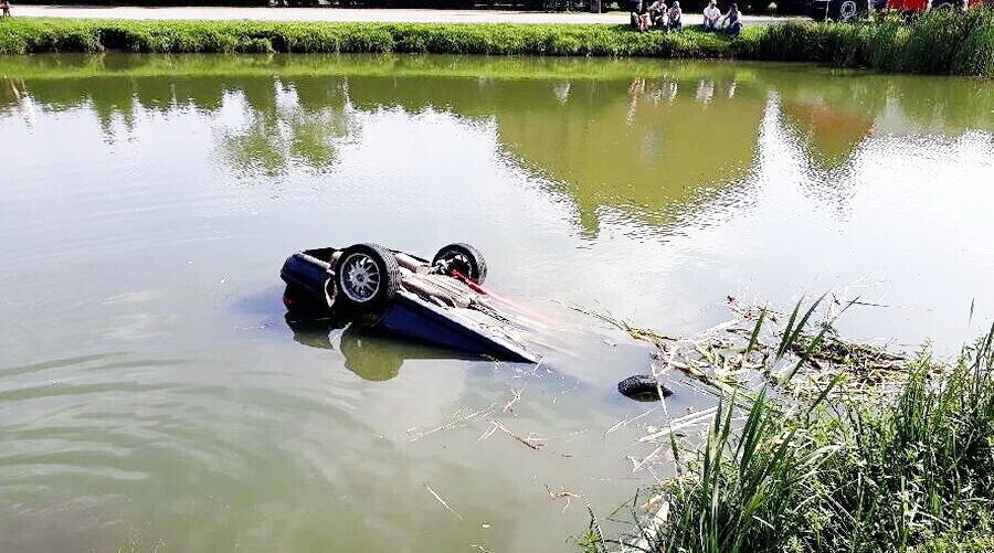 20-latek wjechał hondą do stawu