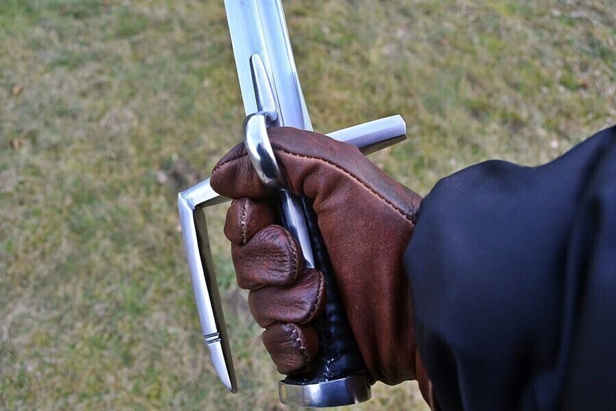 Ojciec i syn tworzą białą broń